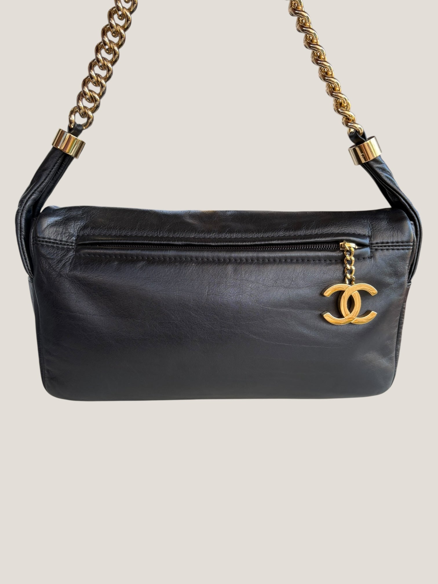 Chanel Pochette in pelle nera con catena dorata