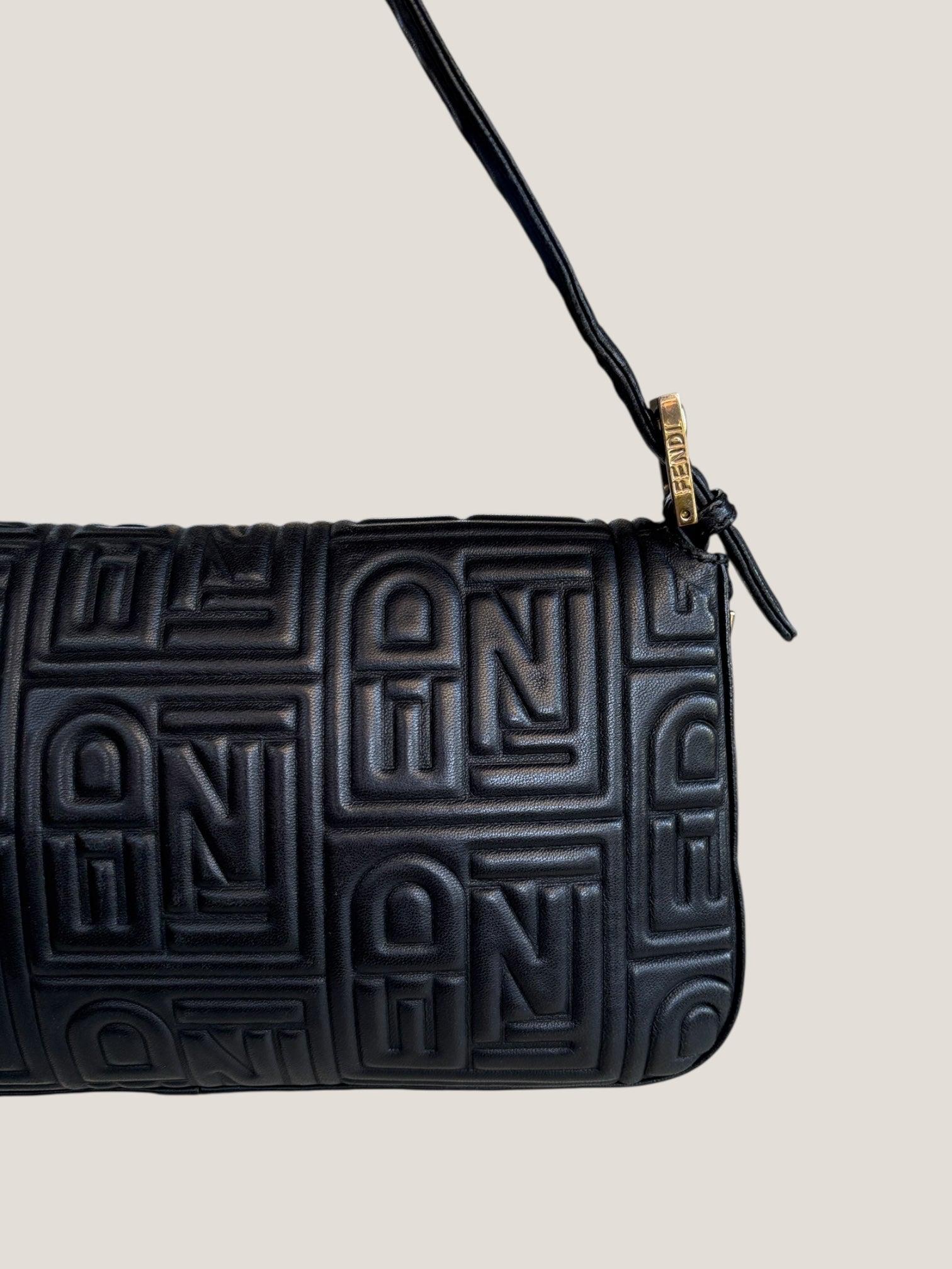 Fendi Baguette in pelle nera con logo Fendi embossato