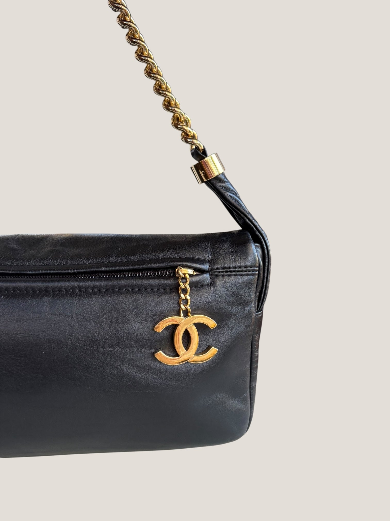 Chanel Pochette in pelle nera con catena dorata