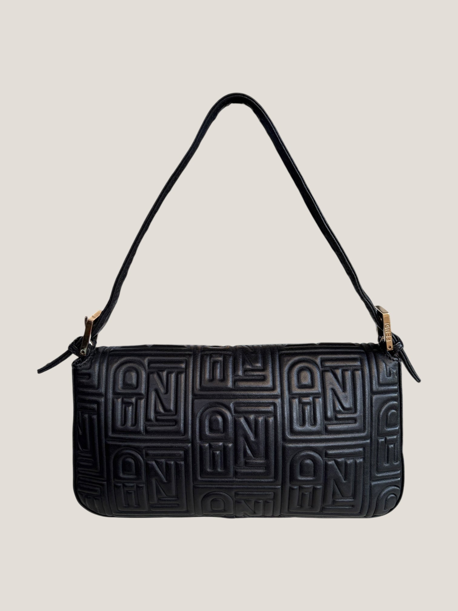 Fendi Baguette in pelle nera con logo Fendi embossato