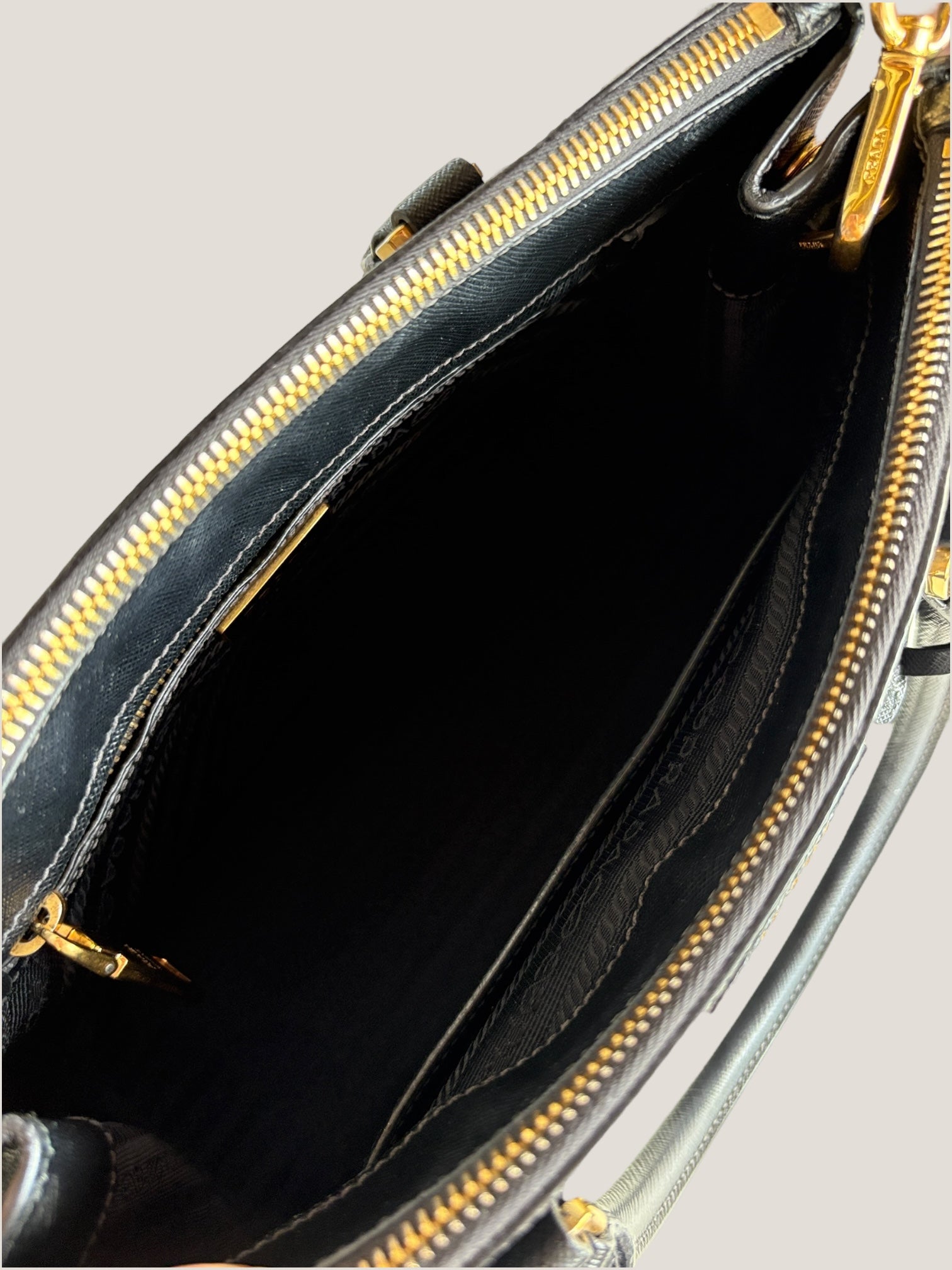 Prada Galleria Tote 25 in pelle Saffiano nera