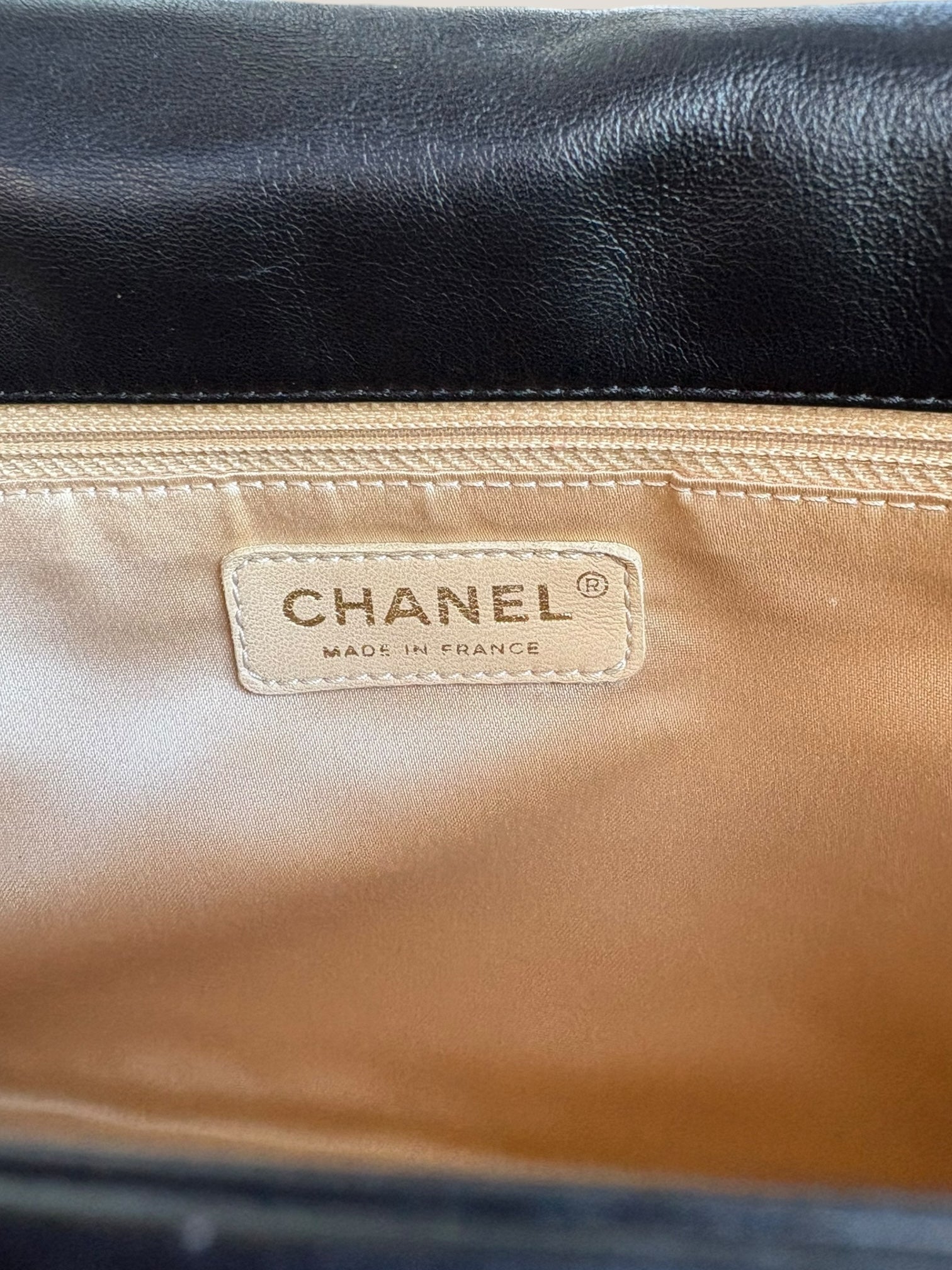 Chanel Pochette in pelle nera con catena dorata