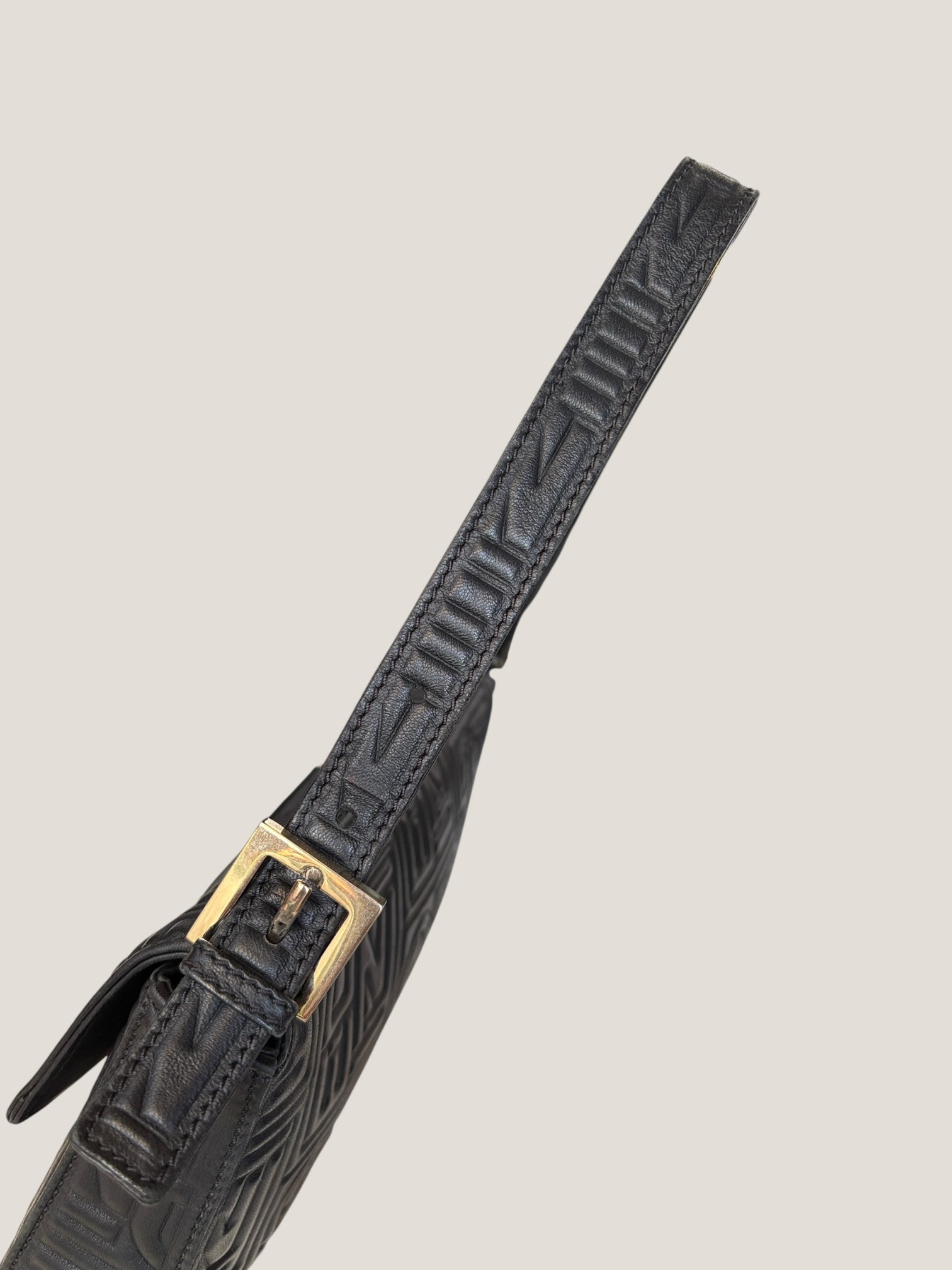 Fendi Baguette in pelle nera con logo Fendi embossato