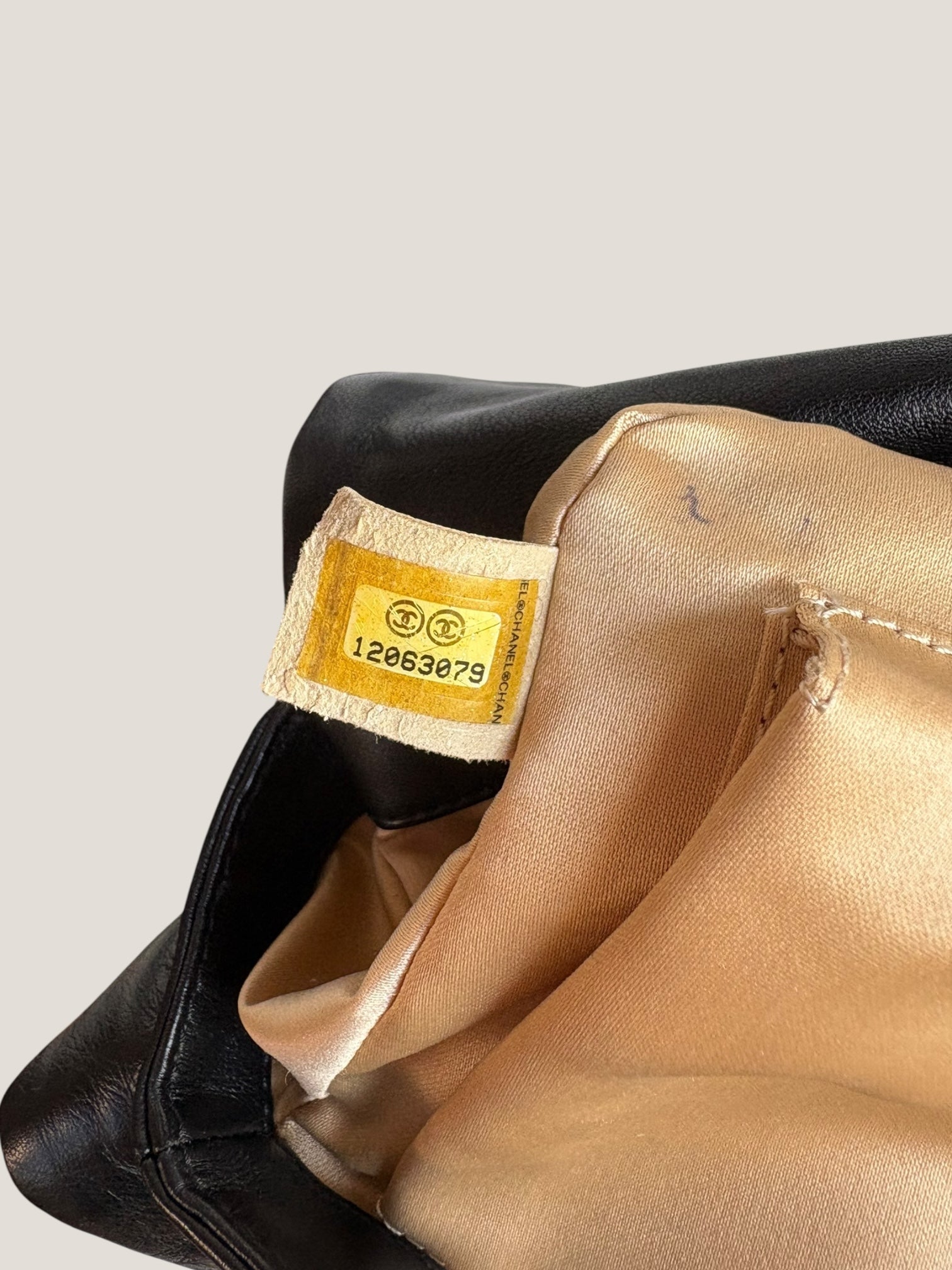 Chanel Pochette in pelle nera con catena dorata