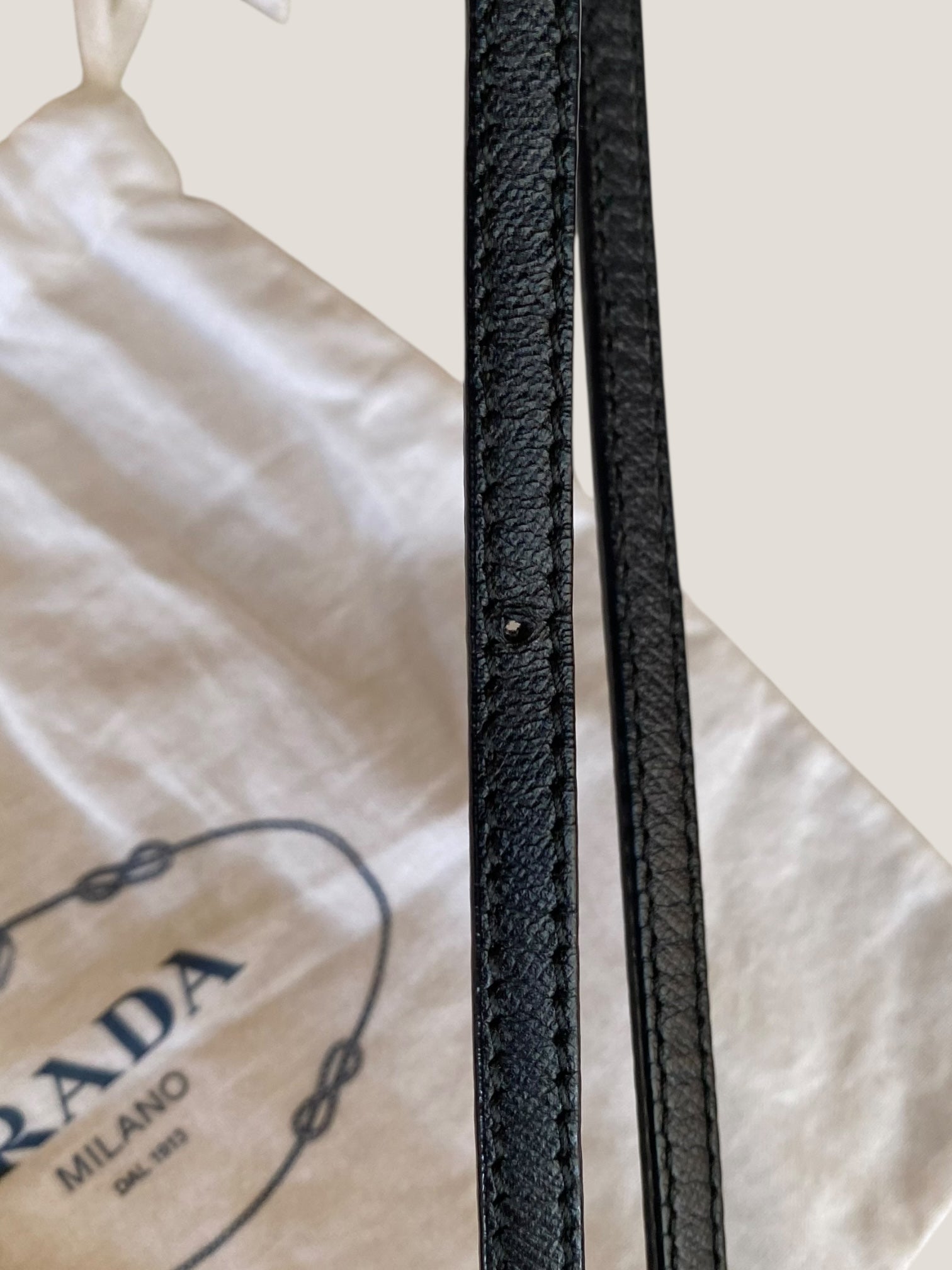 PRADA secchiello nero in tessuto