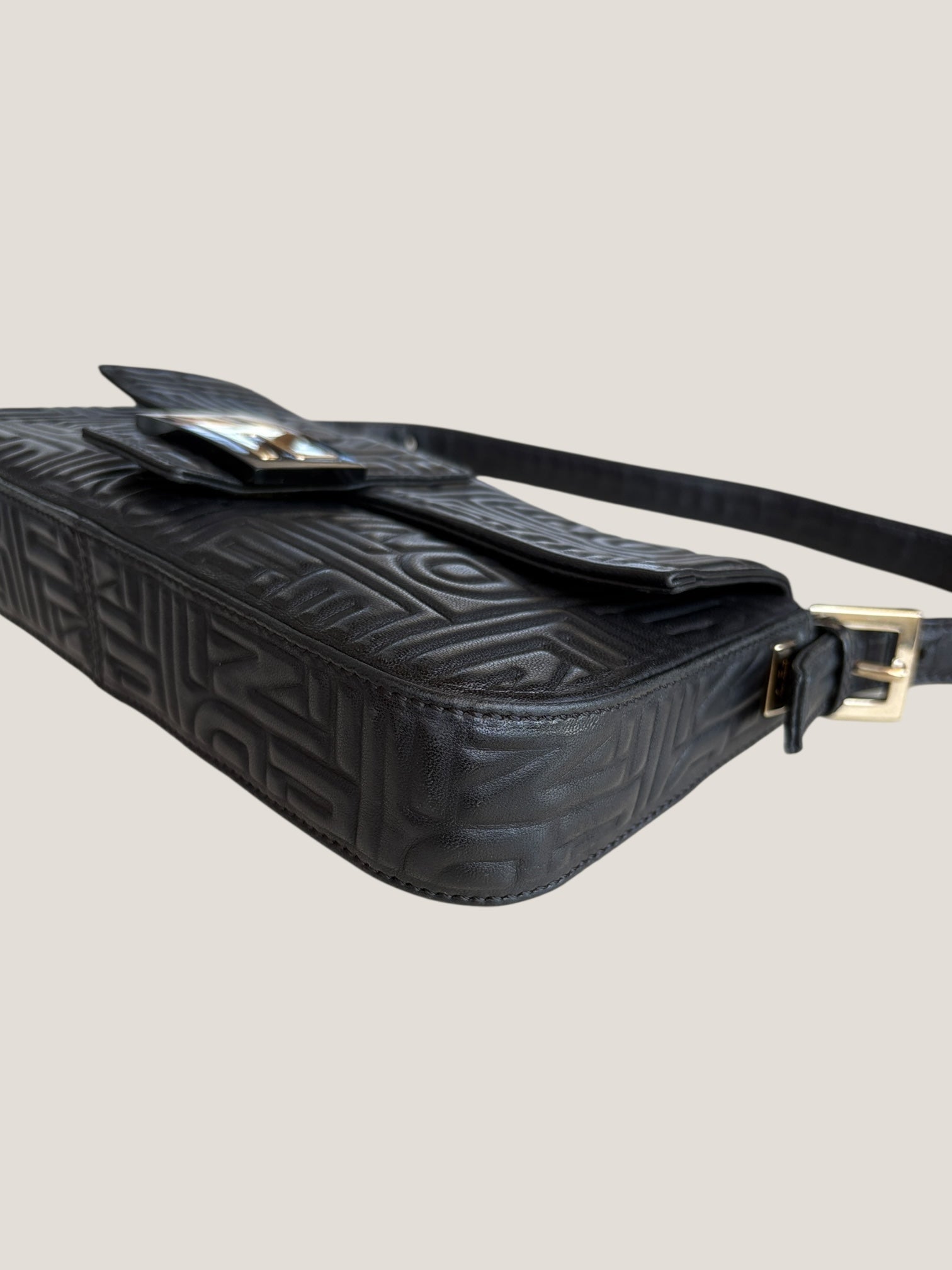 Fendi Baguette in pelle nera con logo Fendi embossato