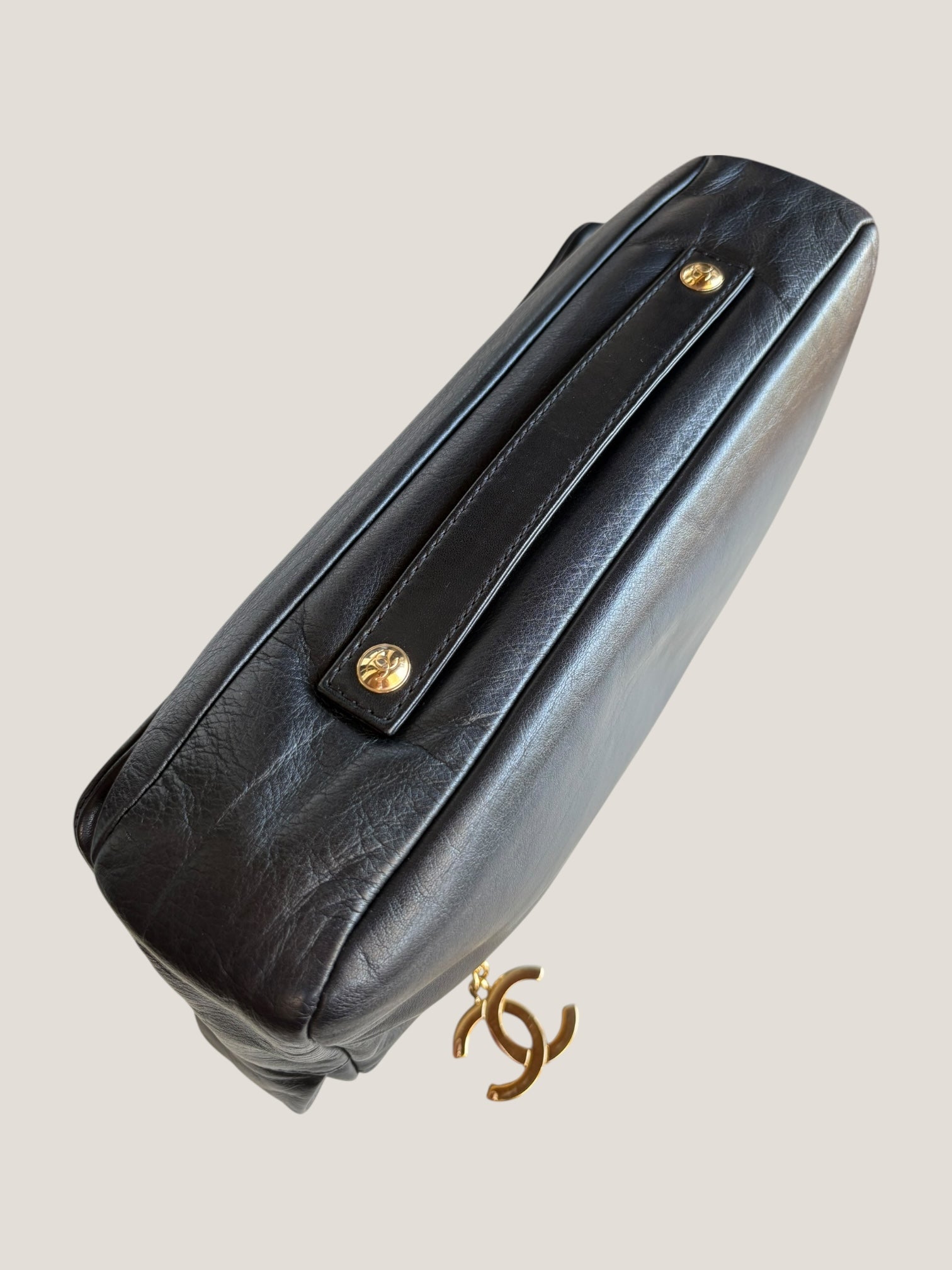 Chanel Pochette in pelle nera con catena dorata