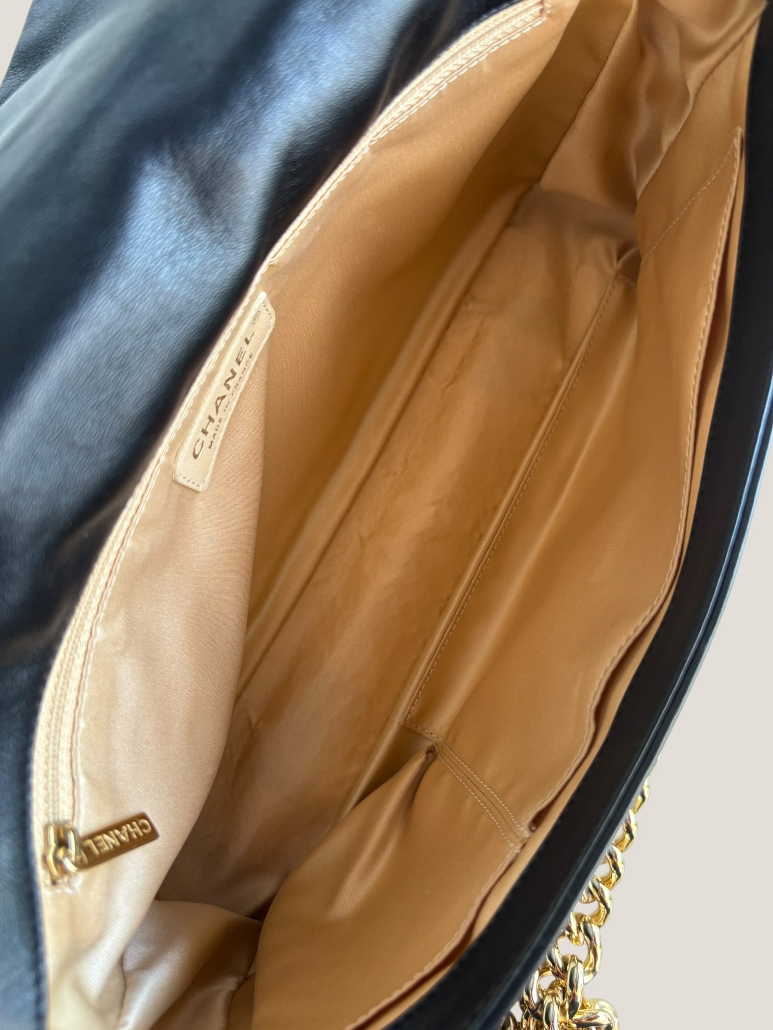 Chanel Pochette in pelle nera con catena dorata