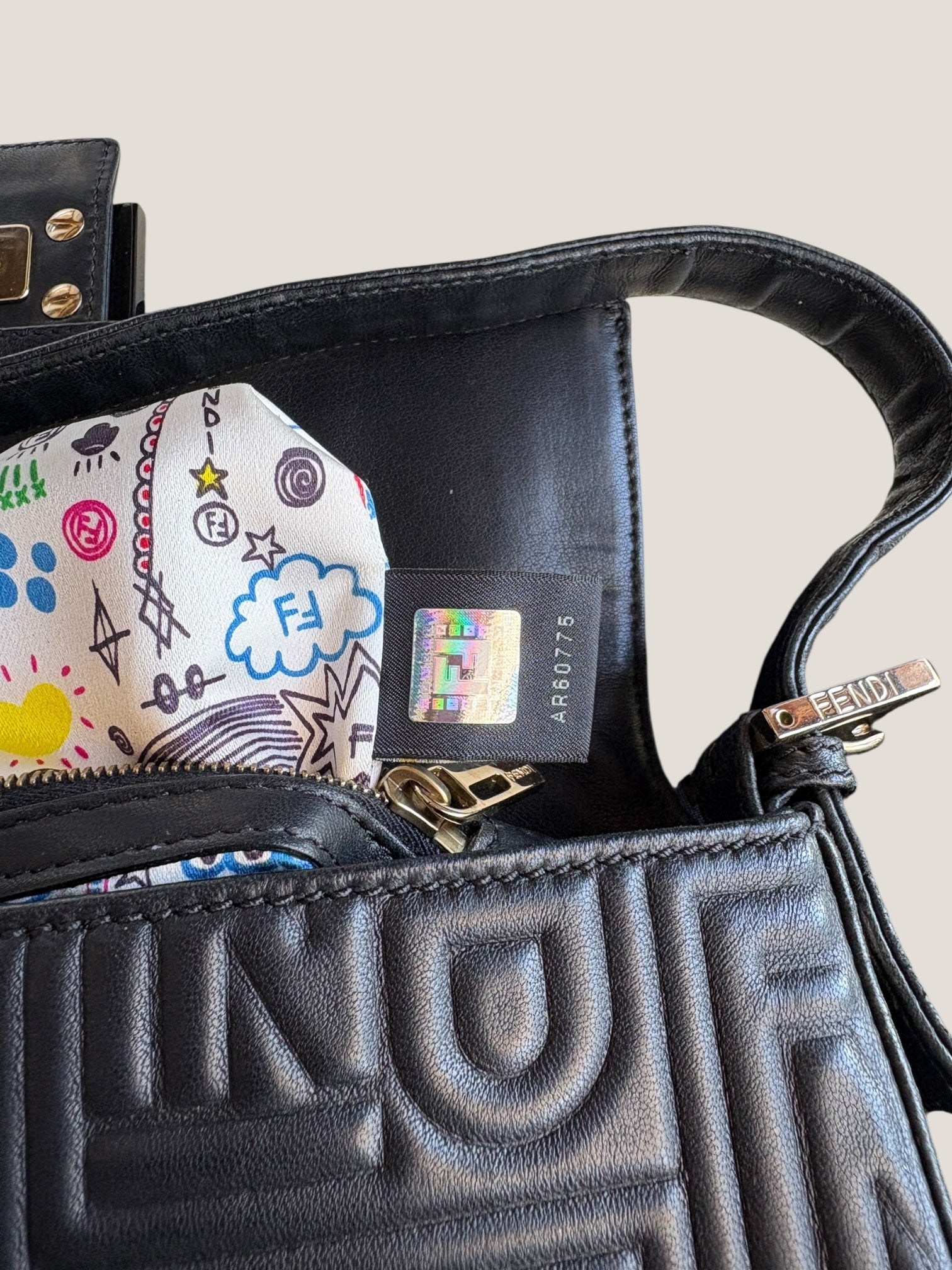 Fendi Baguette in pelle nera con logo Fendi embossato