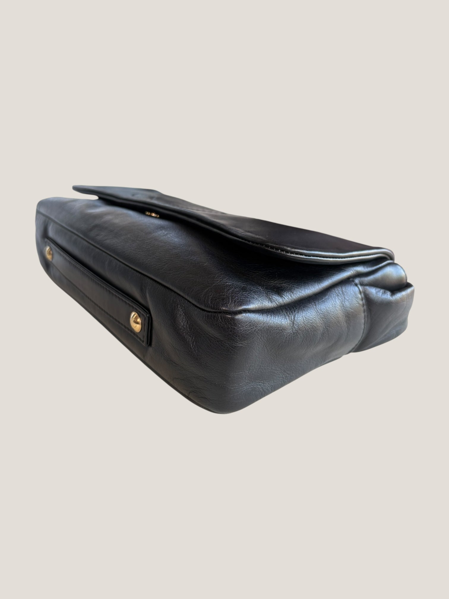 Chanel Pochette in pelle nera con catena dorata