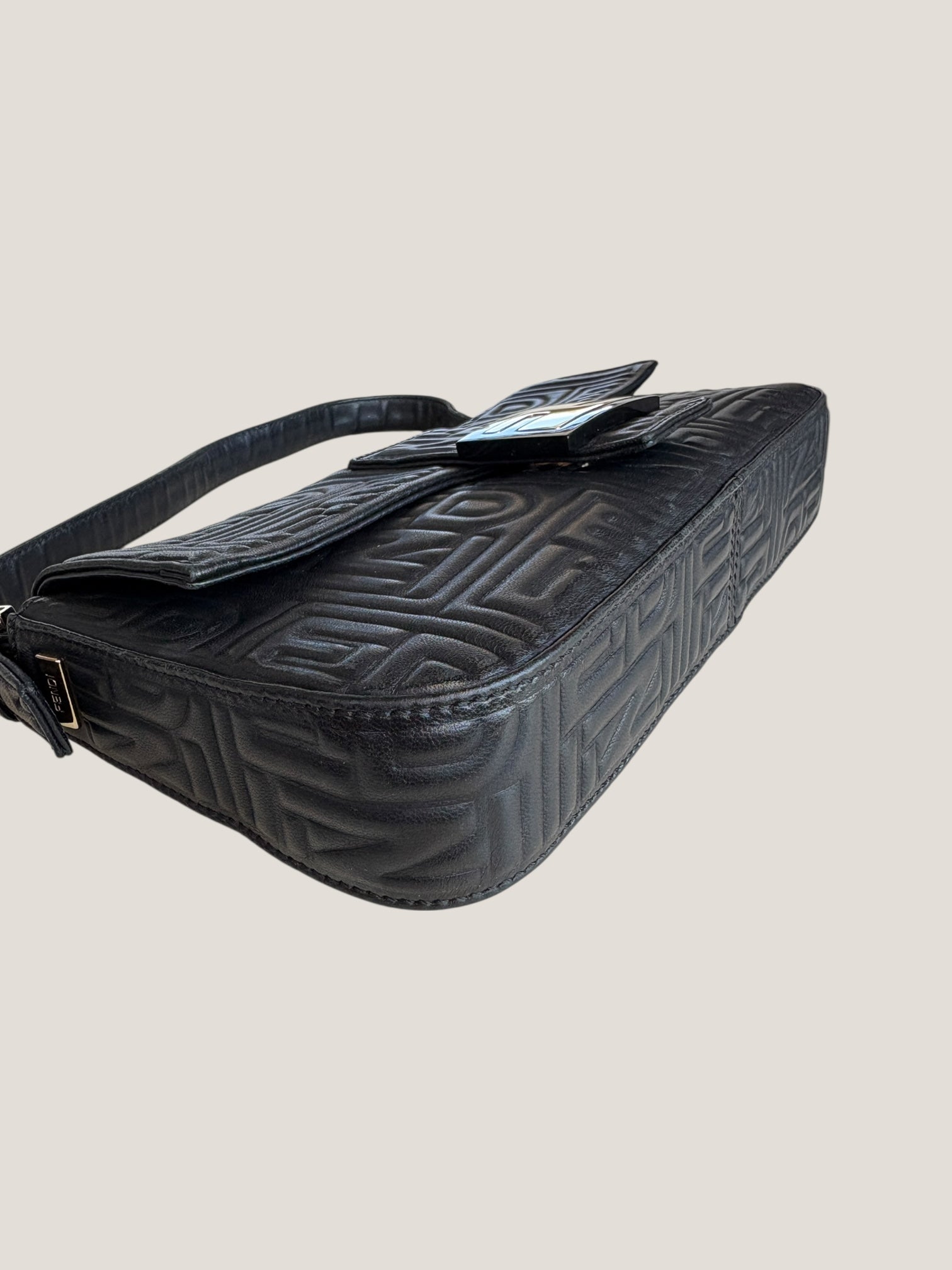 Fendi Baguette in pelle nera con logo Fendi embossato