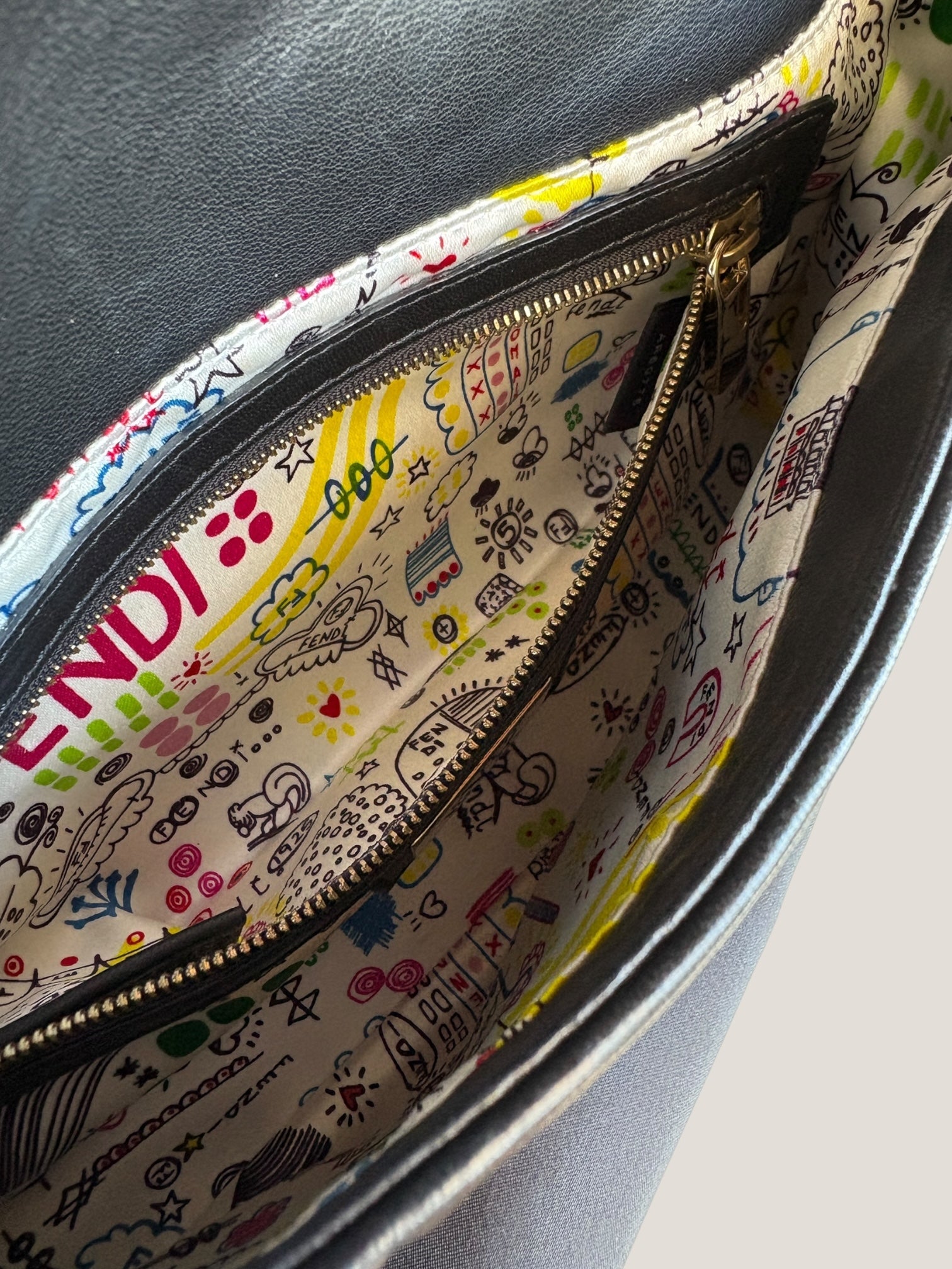 Fendi Baguette in pelle nera con logo Fendi embossato