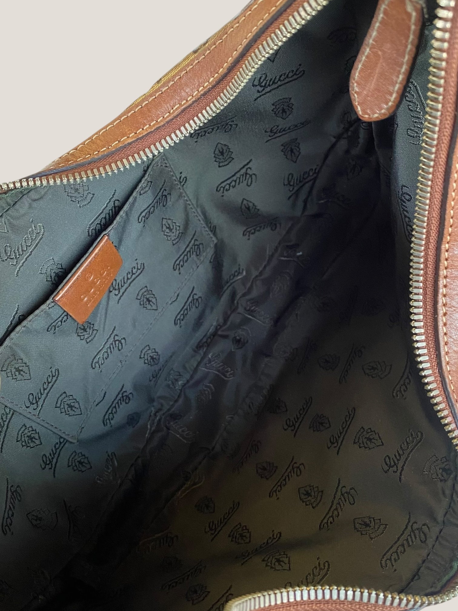 Gucci Hobo cristallo con fiocco dorato e charm