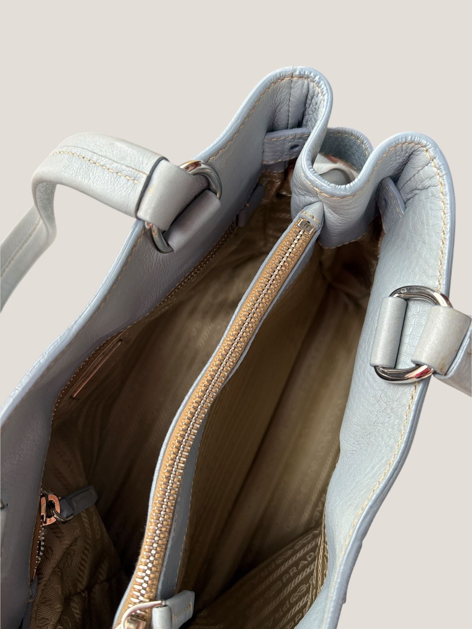 Prada tote in pelle martellata