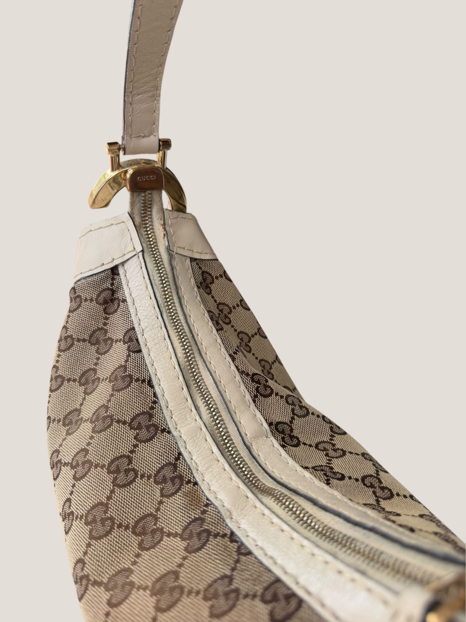 Gucci Charlotte Hobo GG Canvas con Maxi G Dorata