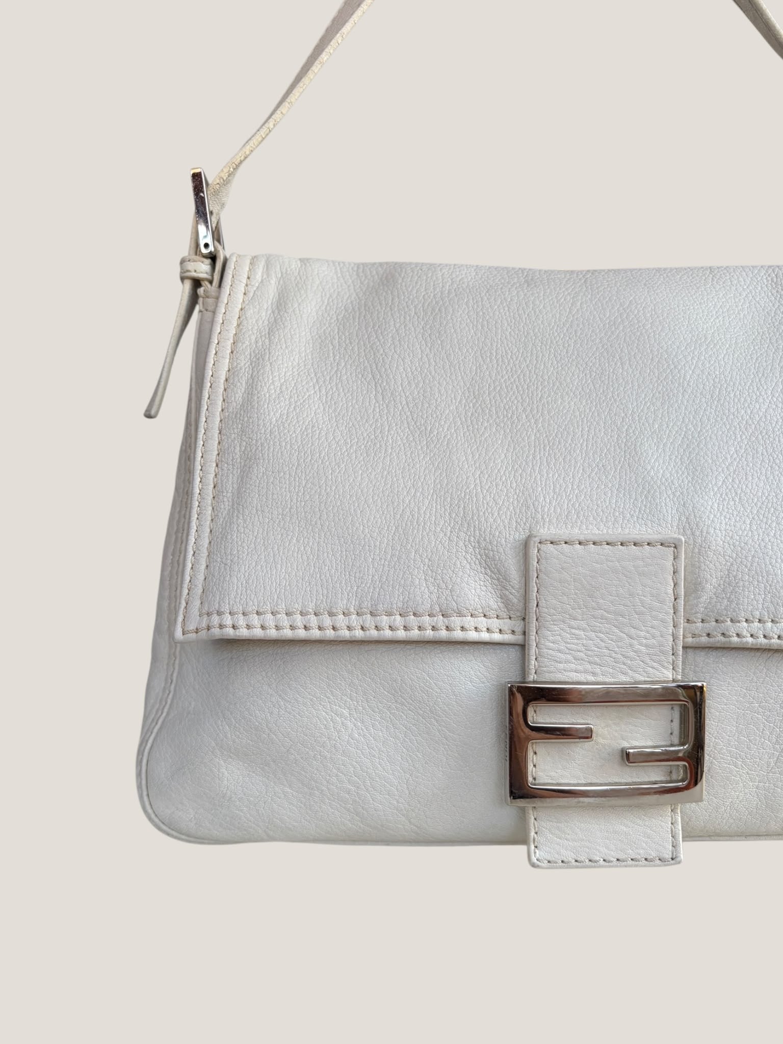 Fendi Mamma Baguette in Pelle Bianca