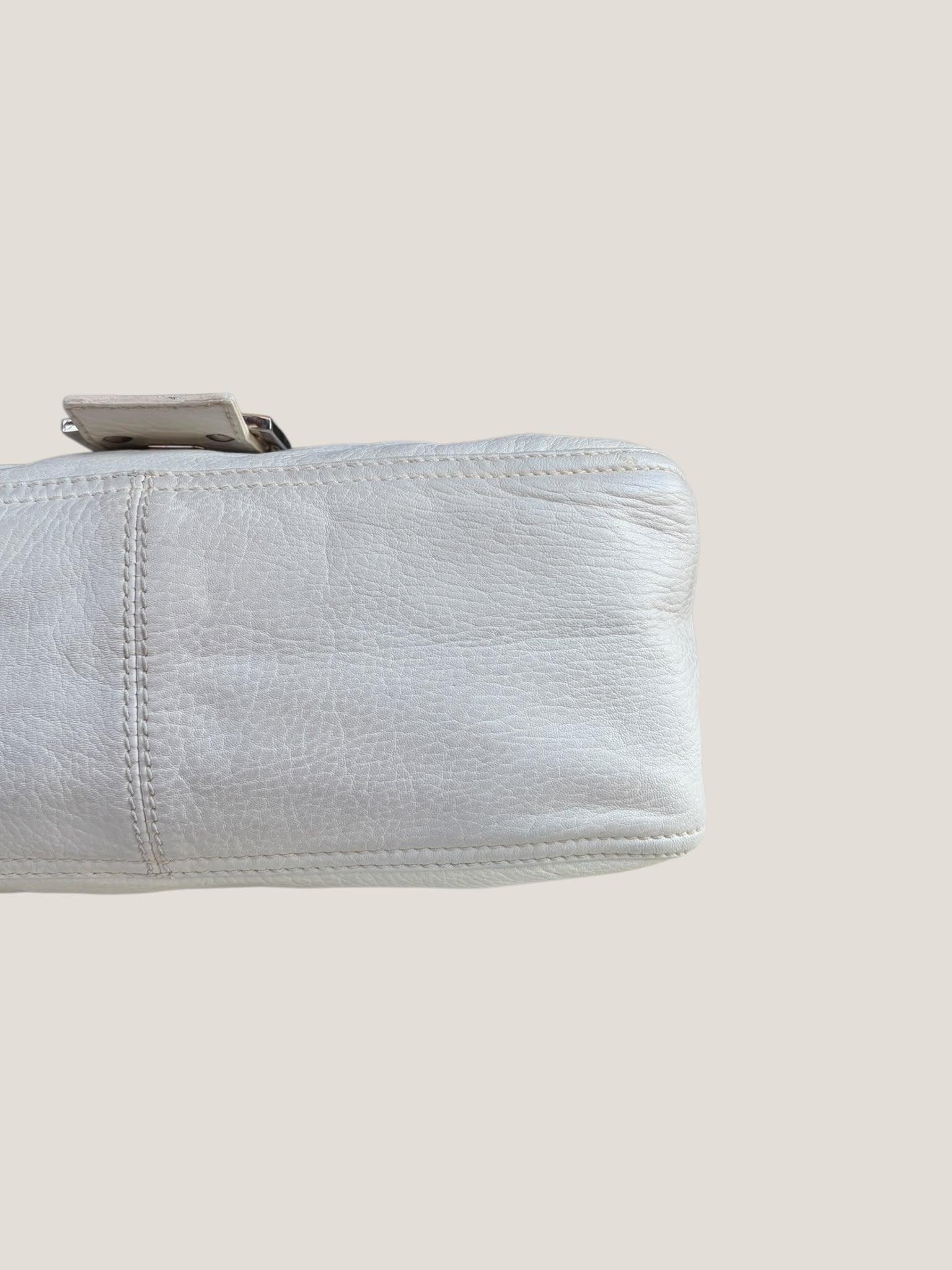 Fendi Mamma Baguette in Pelle Bianca