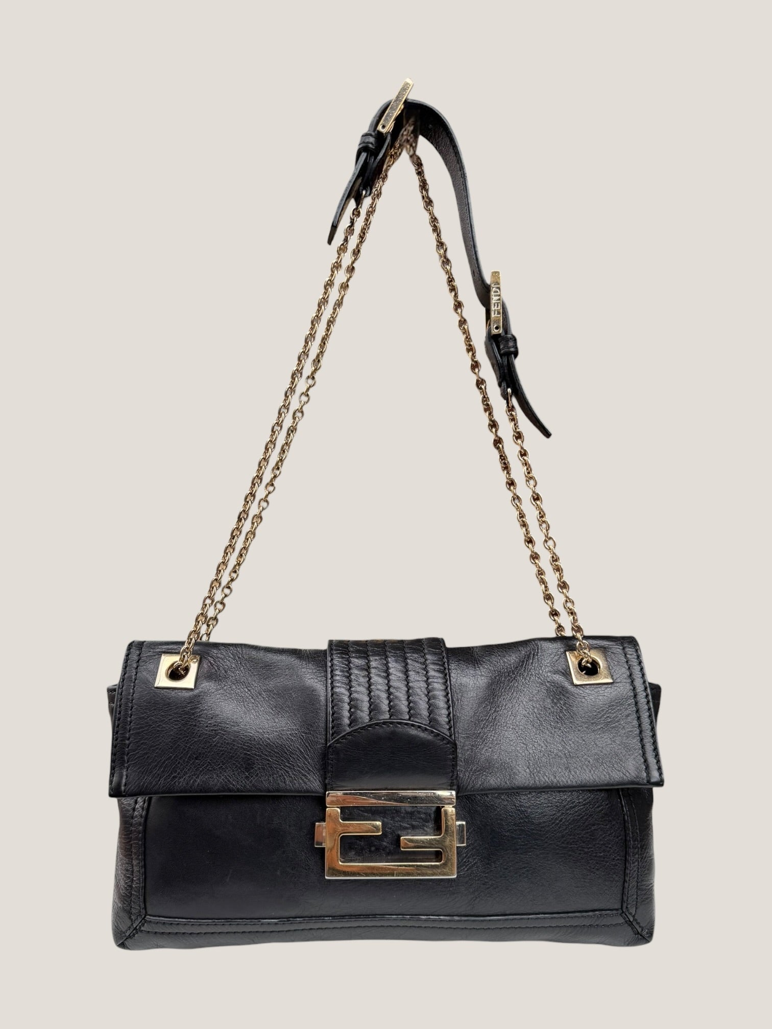 Fendi Baguette in pelle con catena