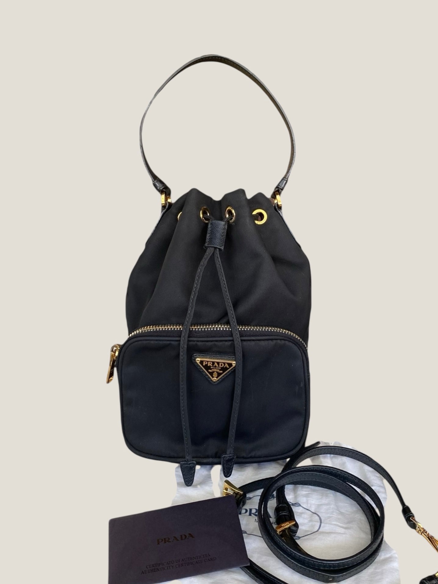 PRADA secchiello nero in tessuto