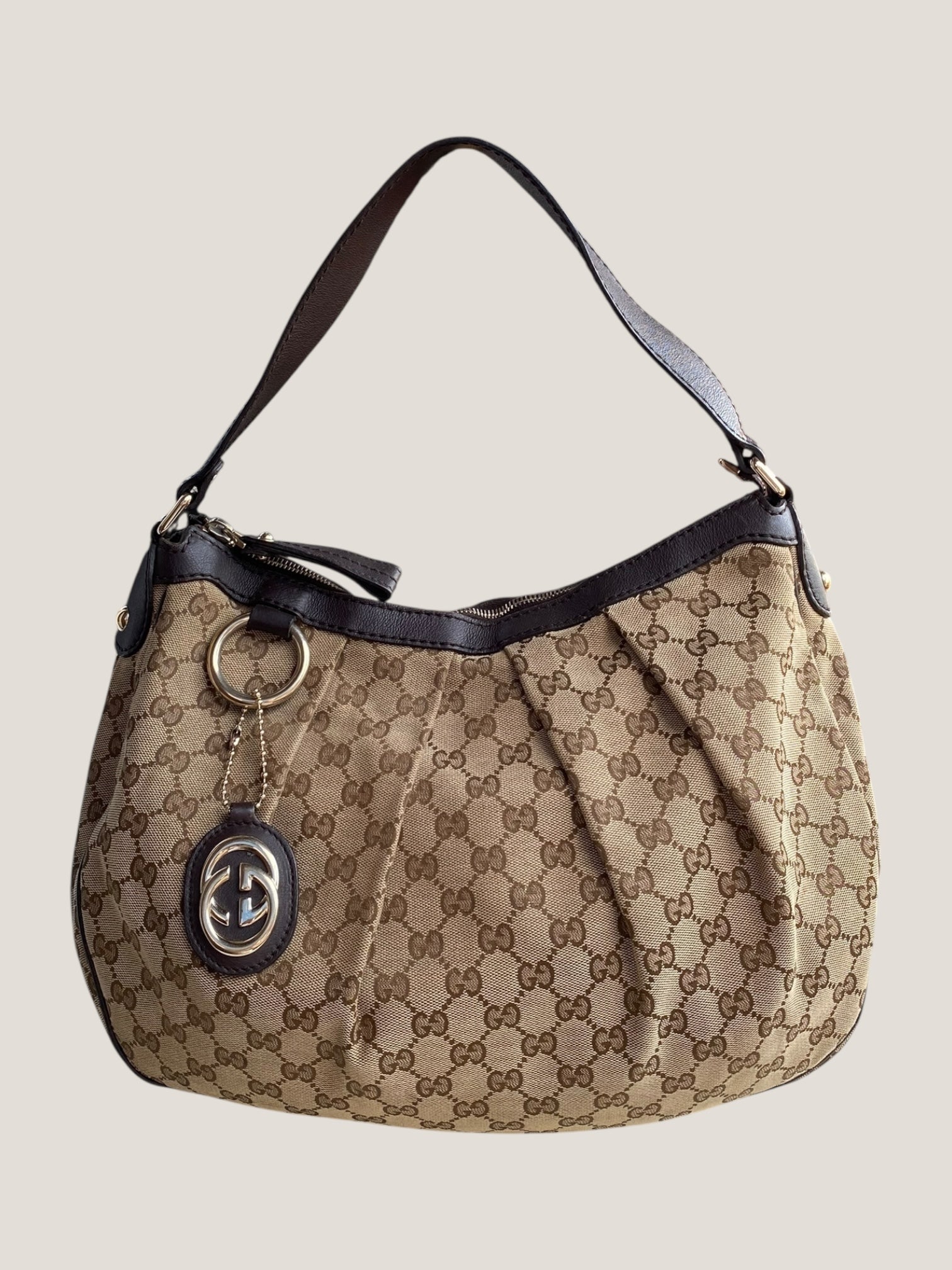 Gucci Hobo GG Canvas con charm logo