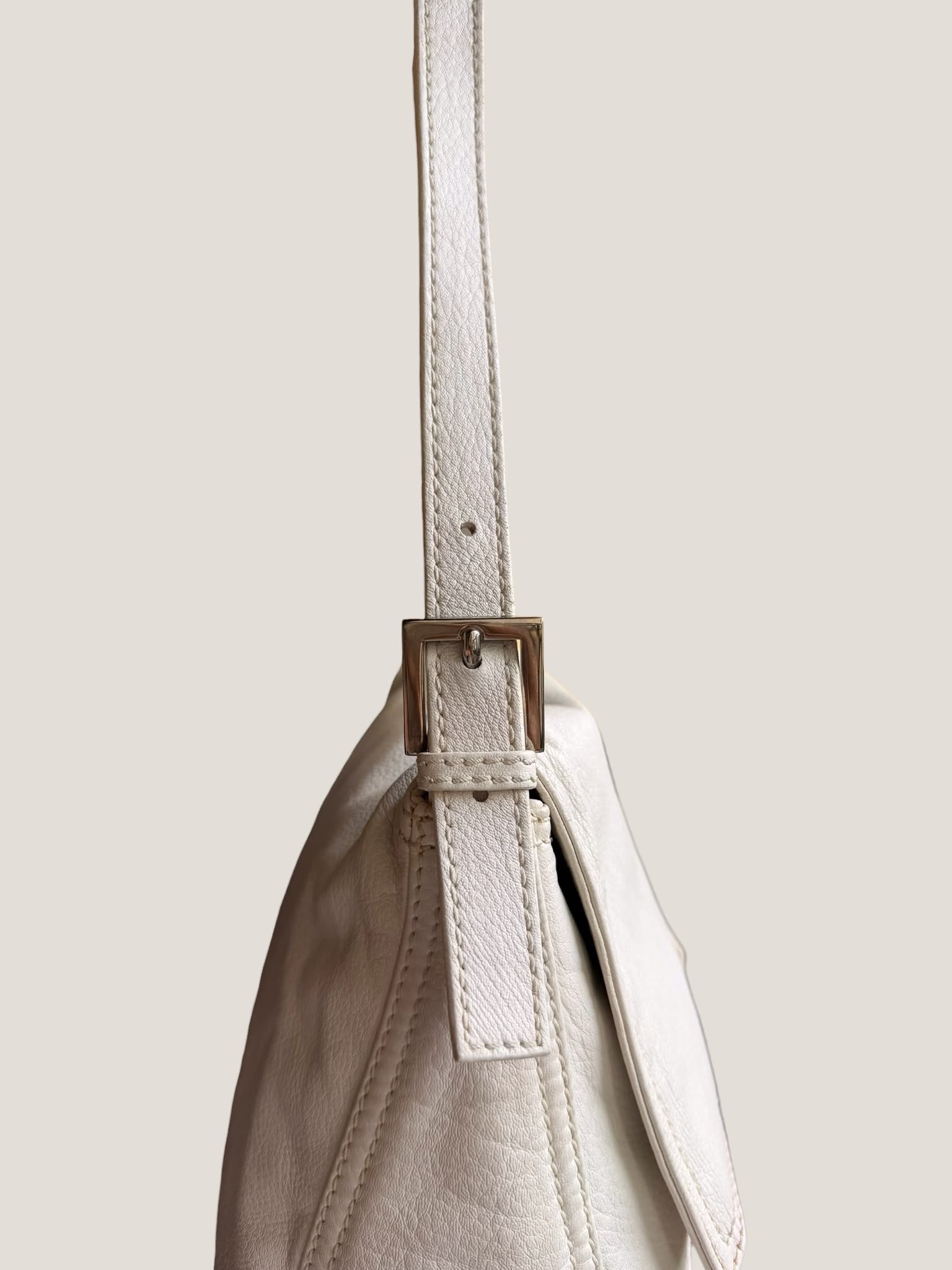 Fendi Mamma Baguette in Pelle Bianca