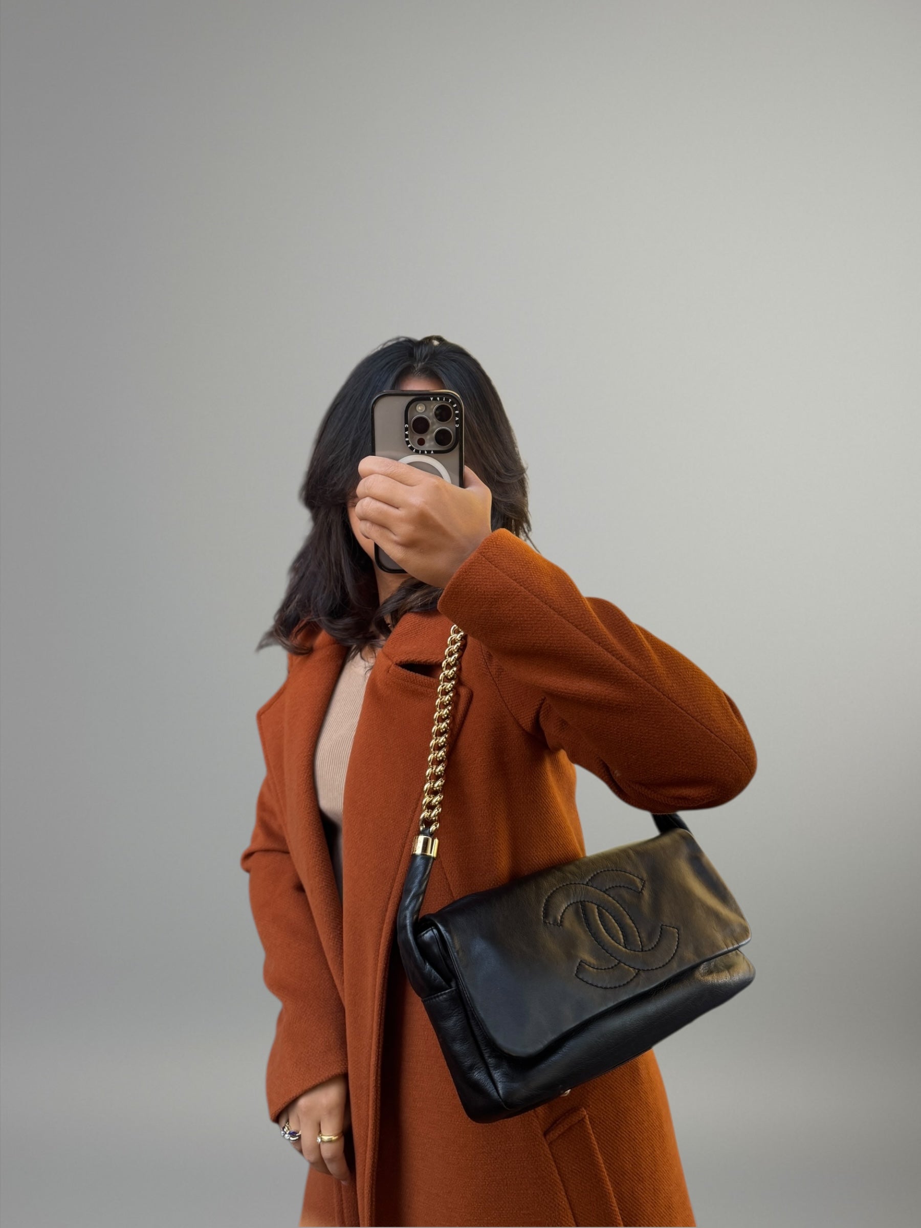 Chanel Pochette in pelle nera con catena dorata