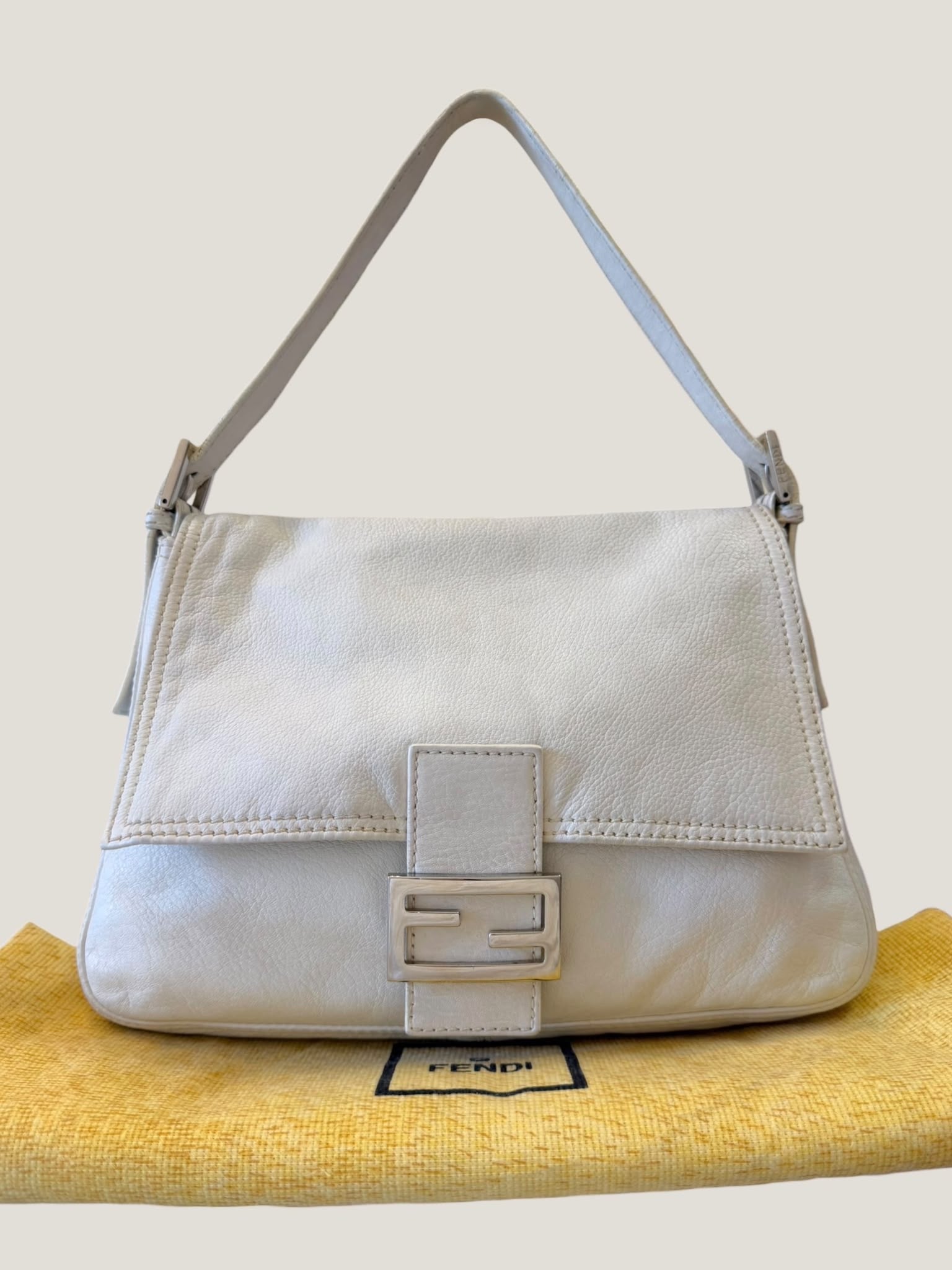 Fendi Mamma Baguette in Pelle Bianca