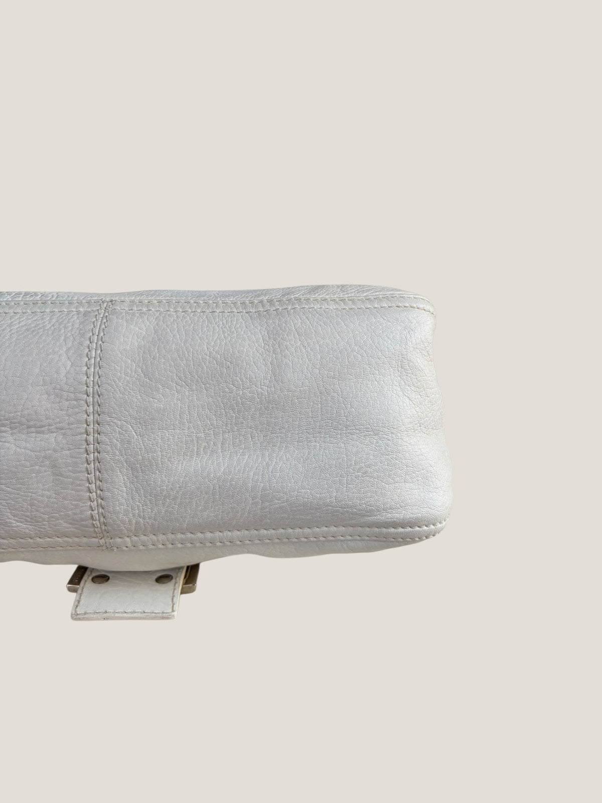 Fendi Mamma Baguette in Pelle Bianca