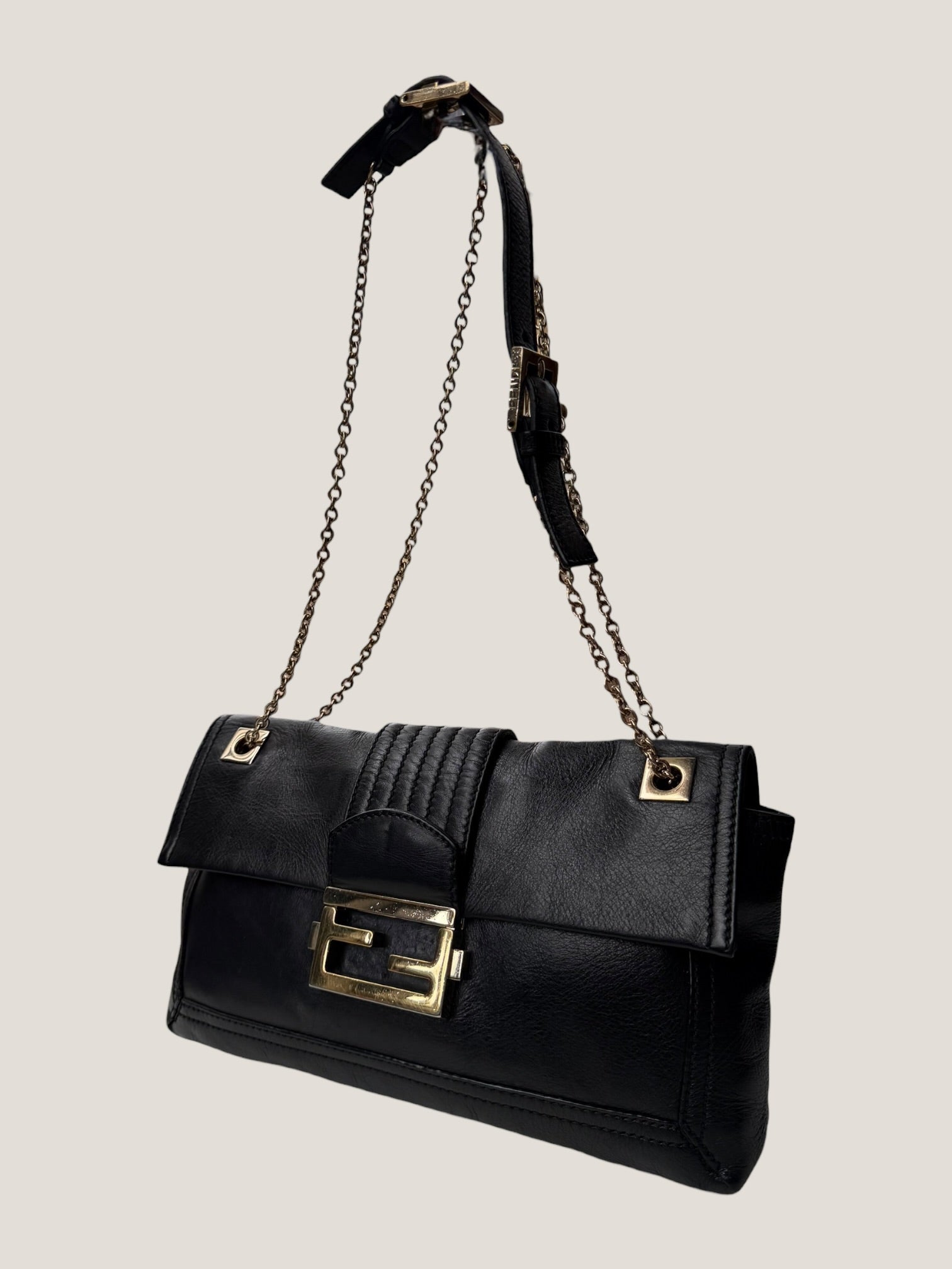 Fendi Baguette in pelle con catena
