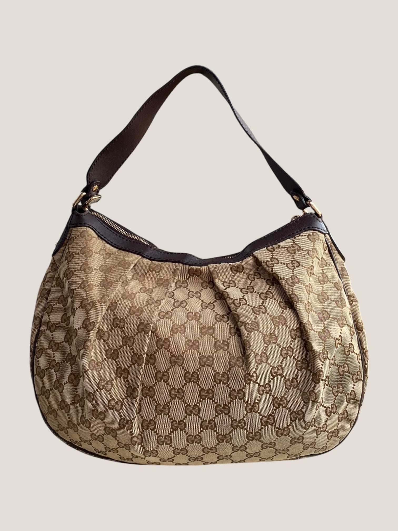 Gucci Hobo GG Canvas con charm logo