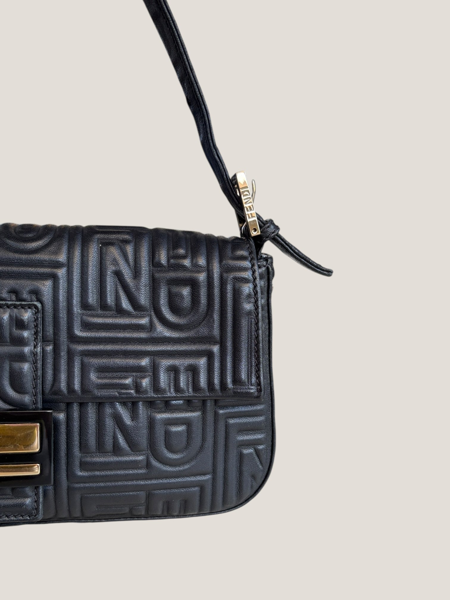 Fendi Baguette in pelle nera con logo Fendi embossato