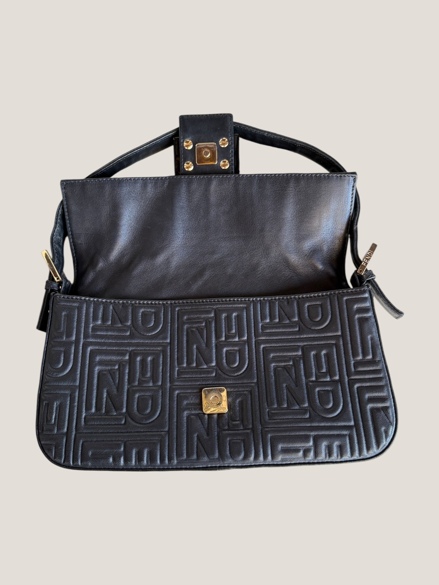 Fendi Baguette in pelle nera con logo Fendi embossato