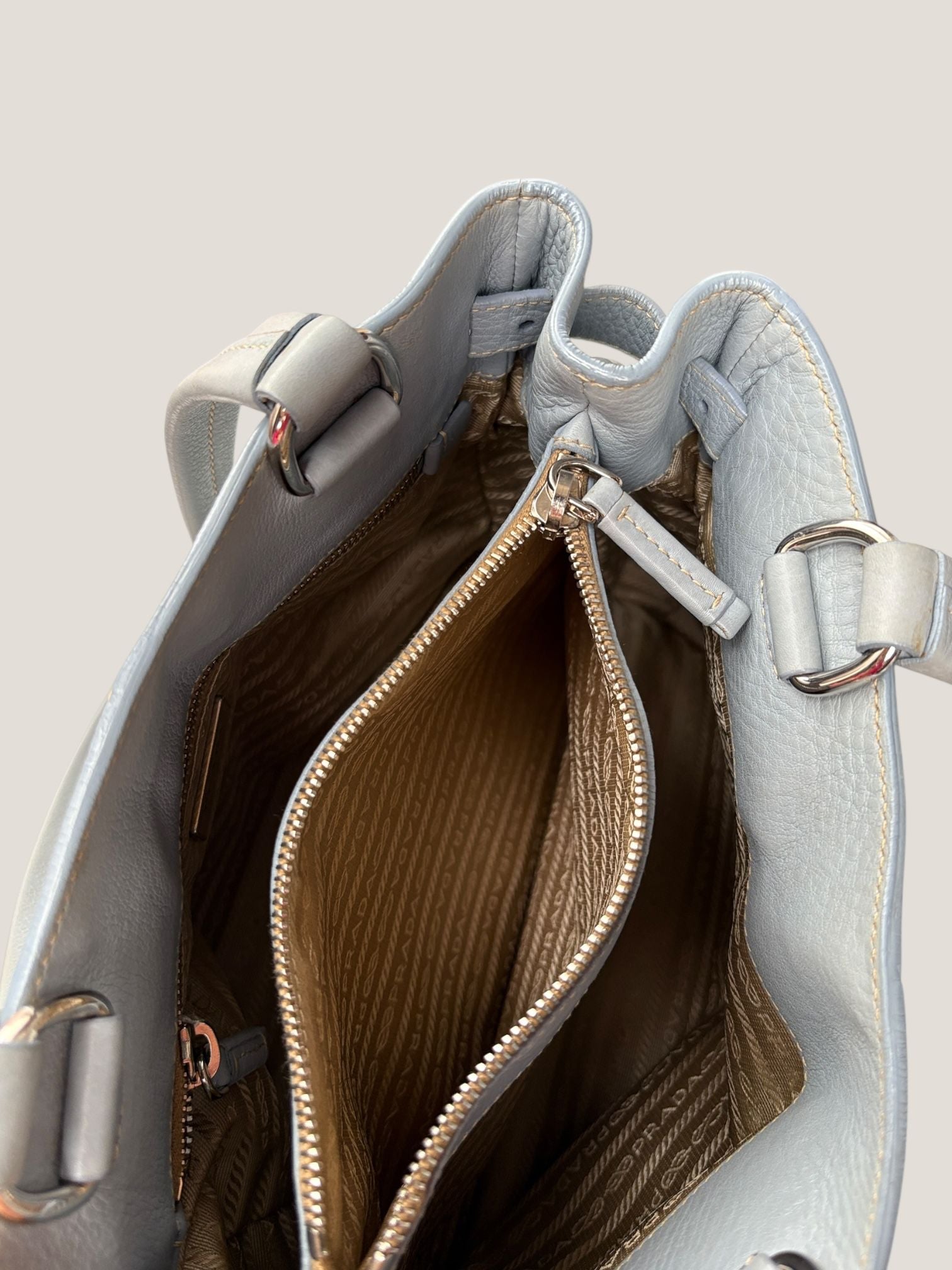 Prada tote in pelle martellata