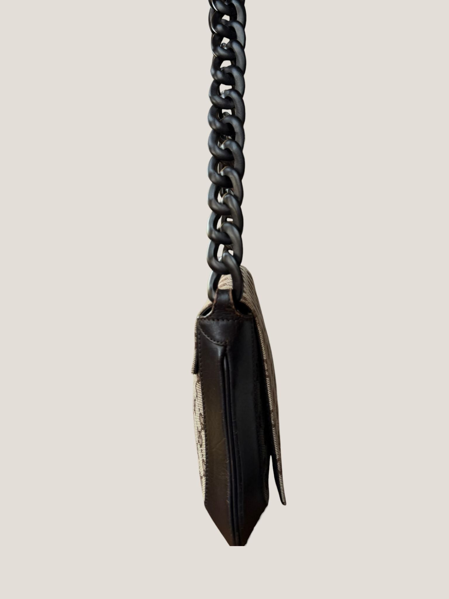 Gucci Hobo con catena resina