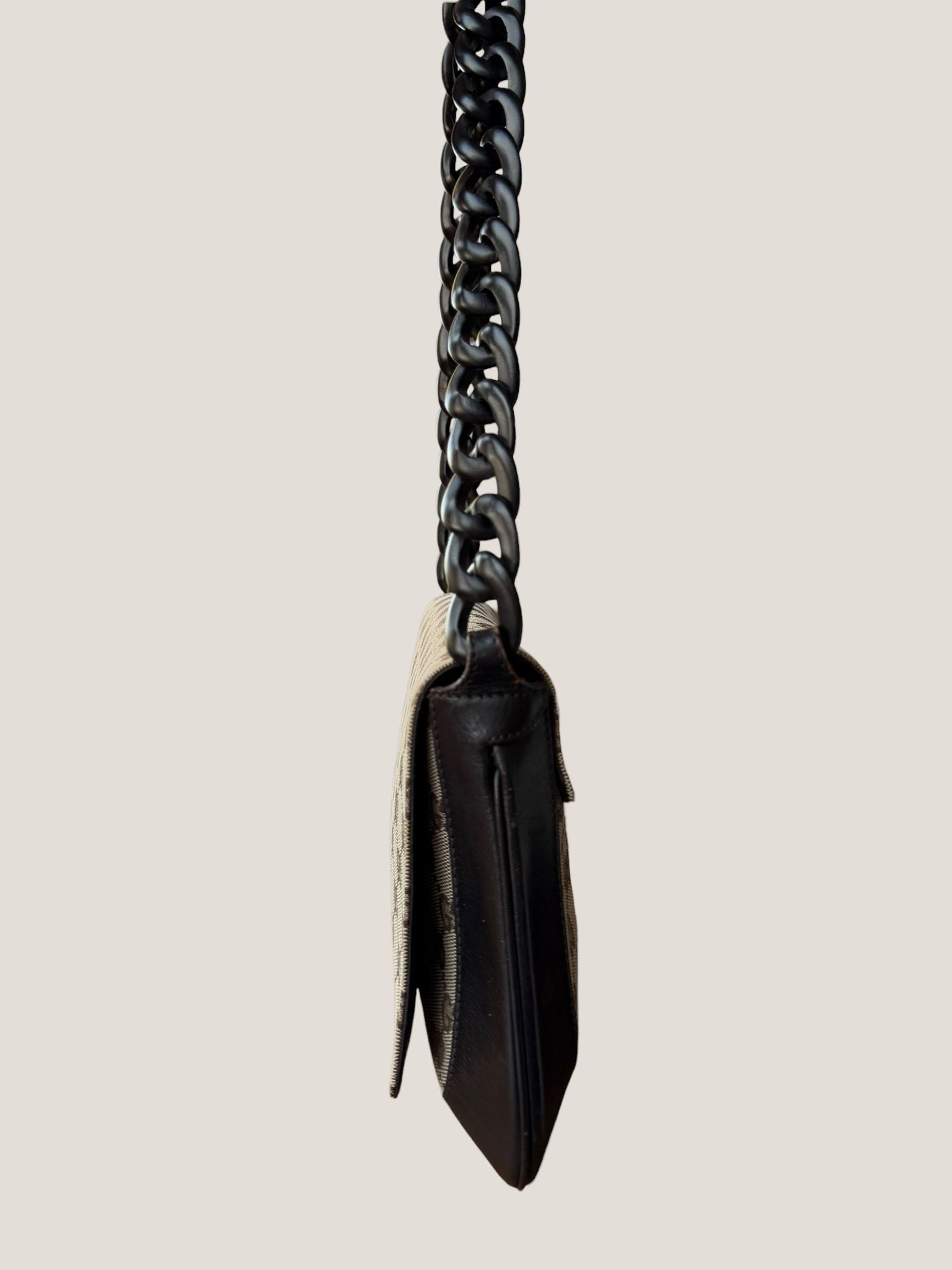Gucci Hobo con catena resina