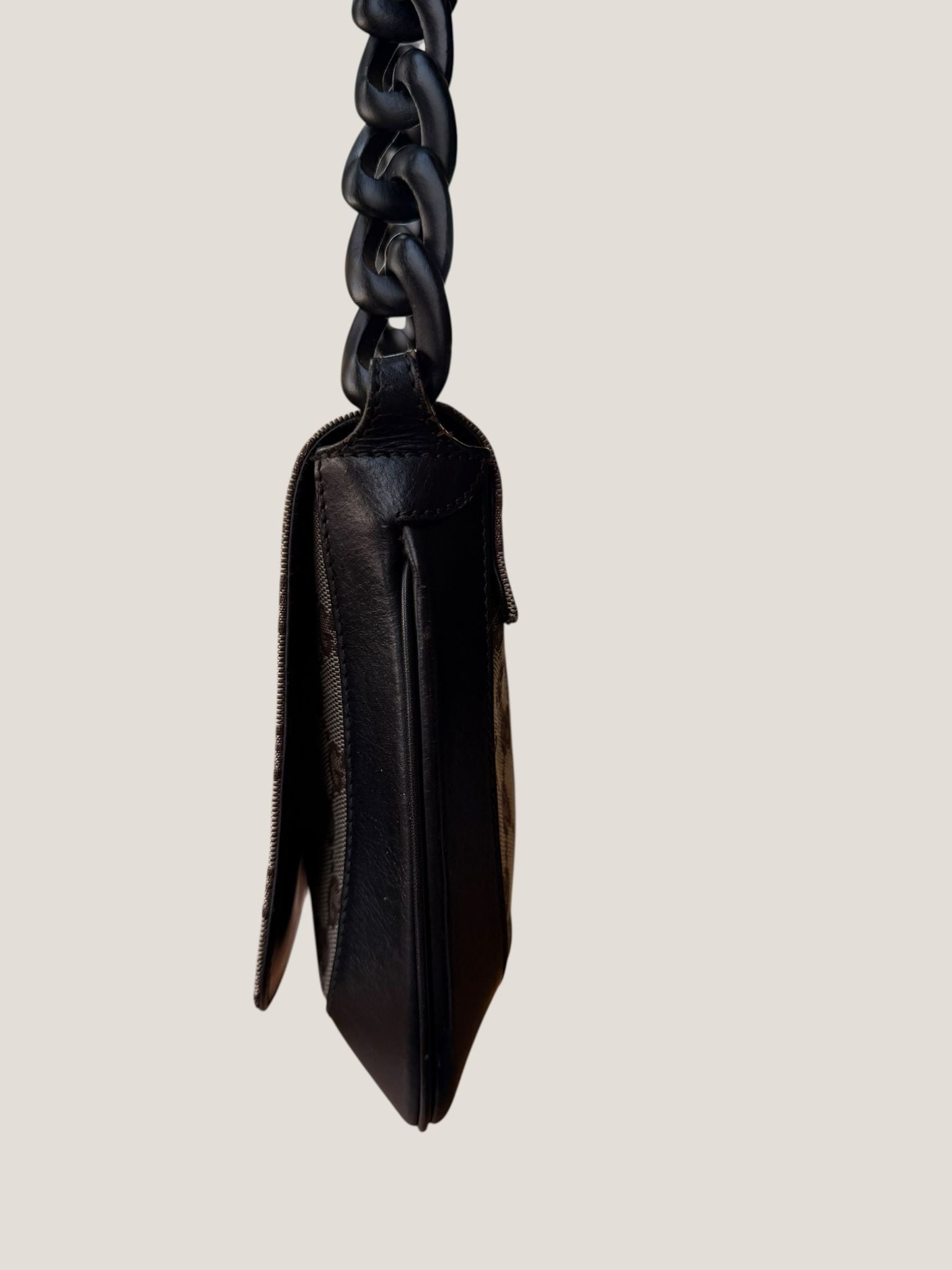 Gucci Hobo con catena resina