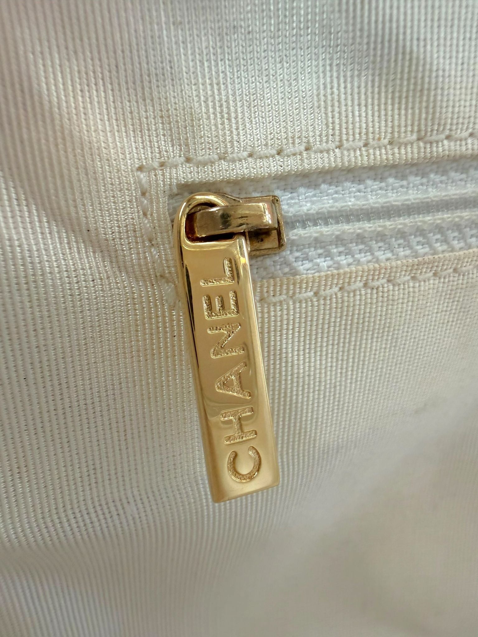 Chanel Hobo Matelassé Caviar Bianca