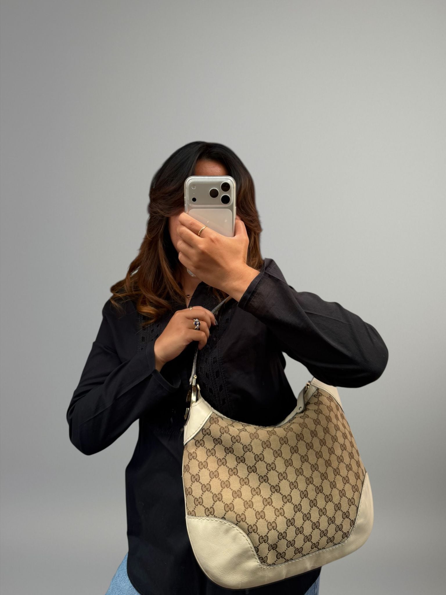 Gucci Charlotte Hobo GG Canvas con Maxi G Dorata