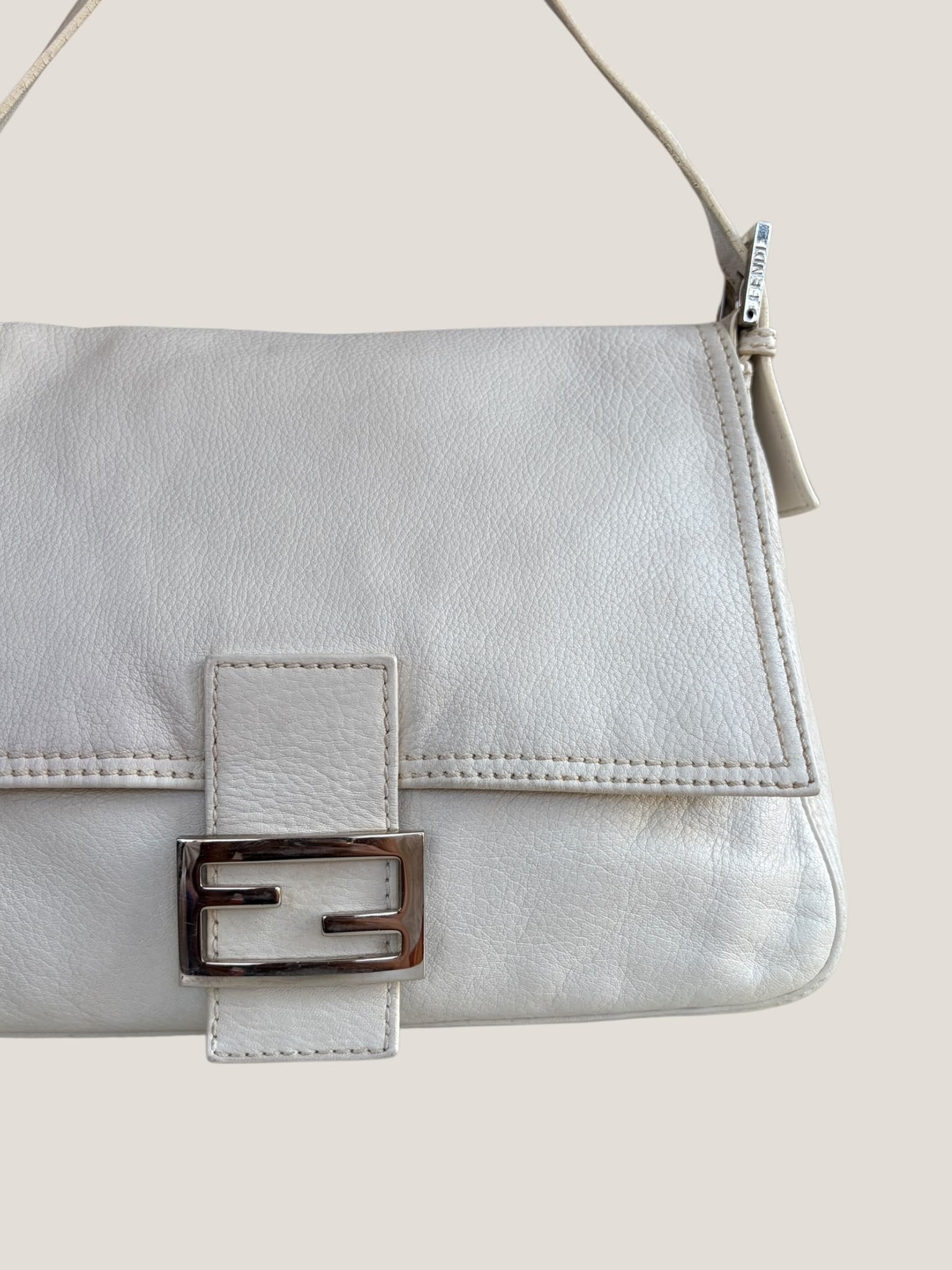Fendi Mamma Baguette in Pelle Bianca