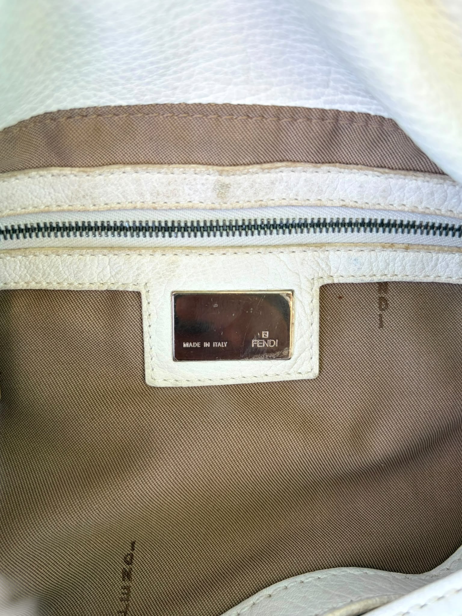 Fendi Mamma Baguette in Pelle Bianca