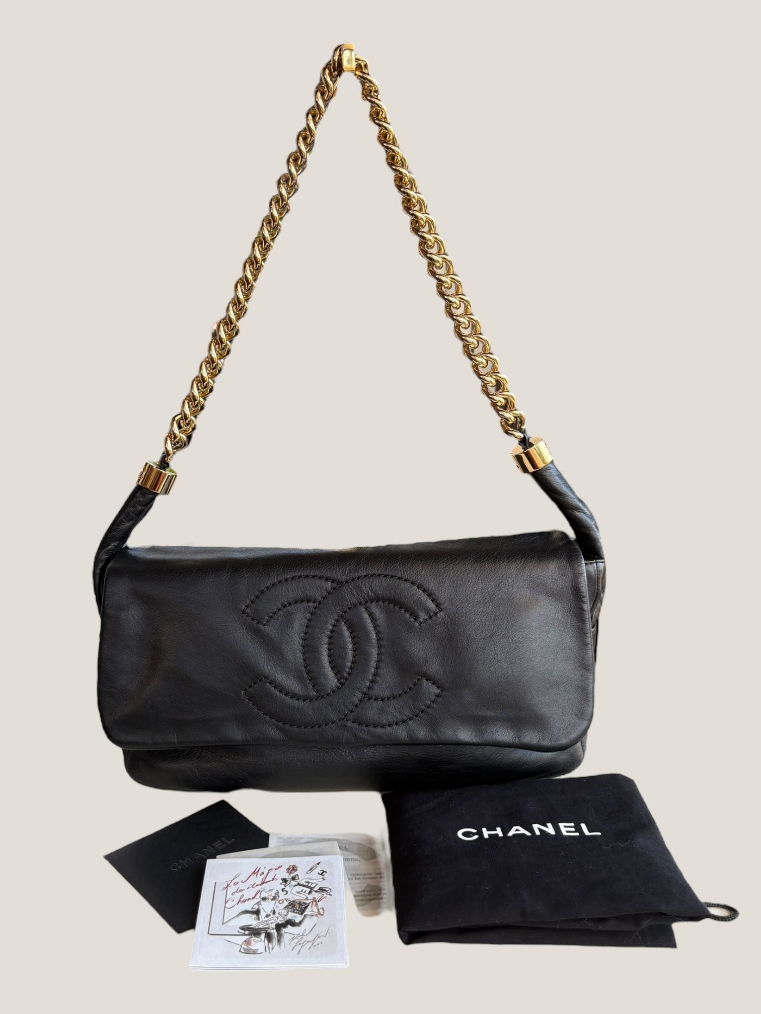 Chanel Pochette in pelle nera con catena dorata
