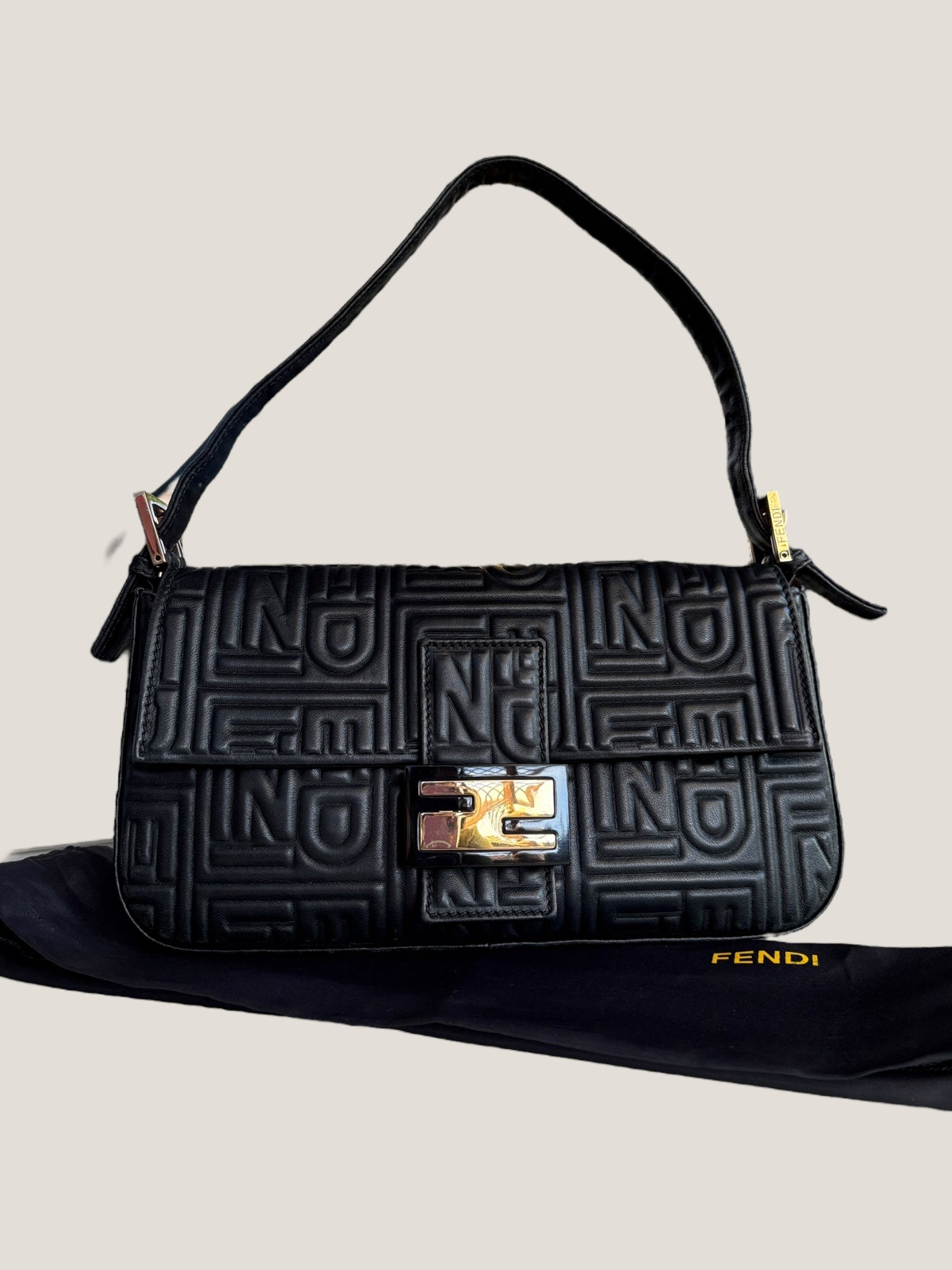 Fendi Baguette in pelle nera con logo Fendi embossato